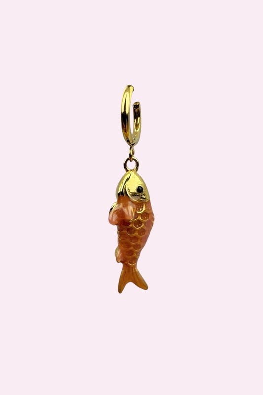 vergulde_vis_huggie_oorbel_met_zalmkleurige_emaille_en_speels_design_stay_gold