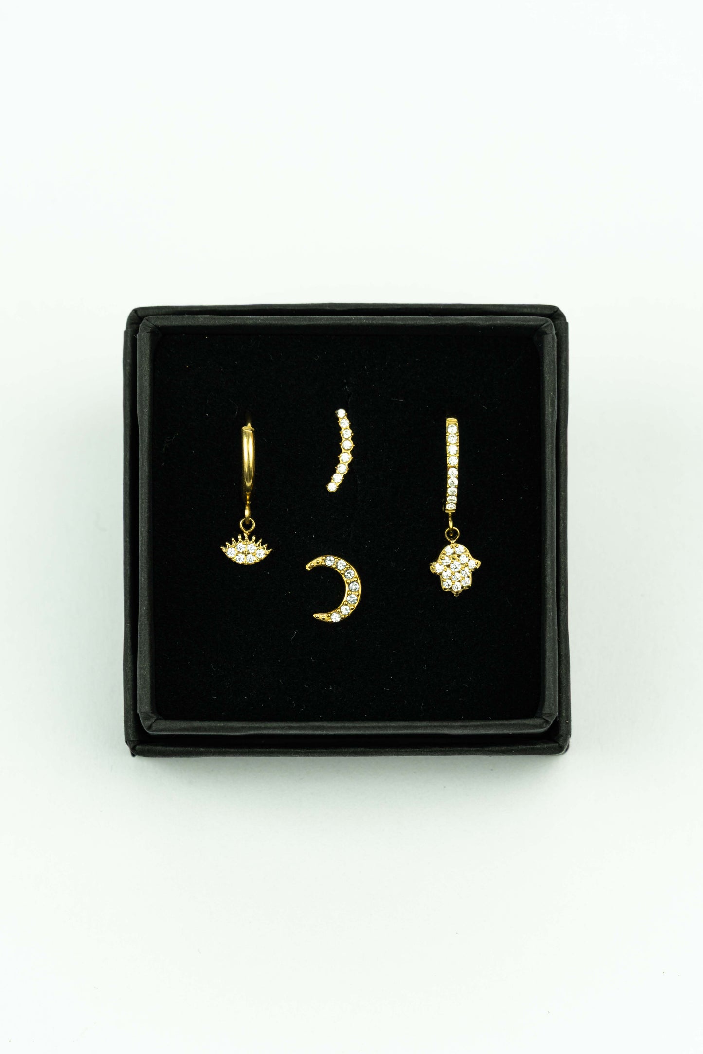 Beautiful set of 4 earrings:

Two detailed colourful Zirkonia Hamsa Hand and Evil Eye Hoops, in combination with Moon themed studs.

The earrings are made out of goldplated stainless steel, handpicked by our Stay Gold Antwerp atelier in the center of the city, just next to the cathedral of Antwerp.

Hypoallergenic

Giftwrapped in a beautiful Stay Gold Antwerp box.