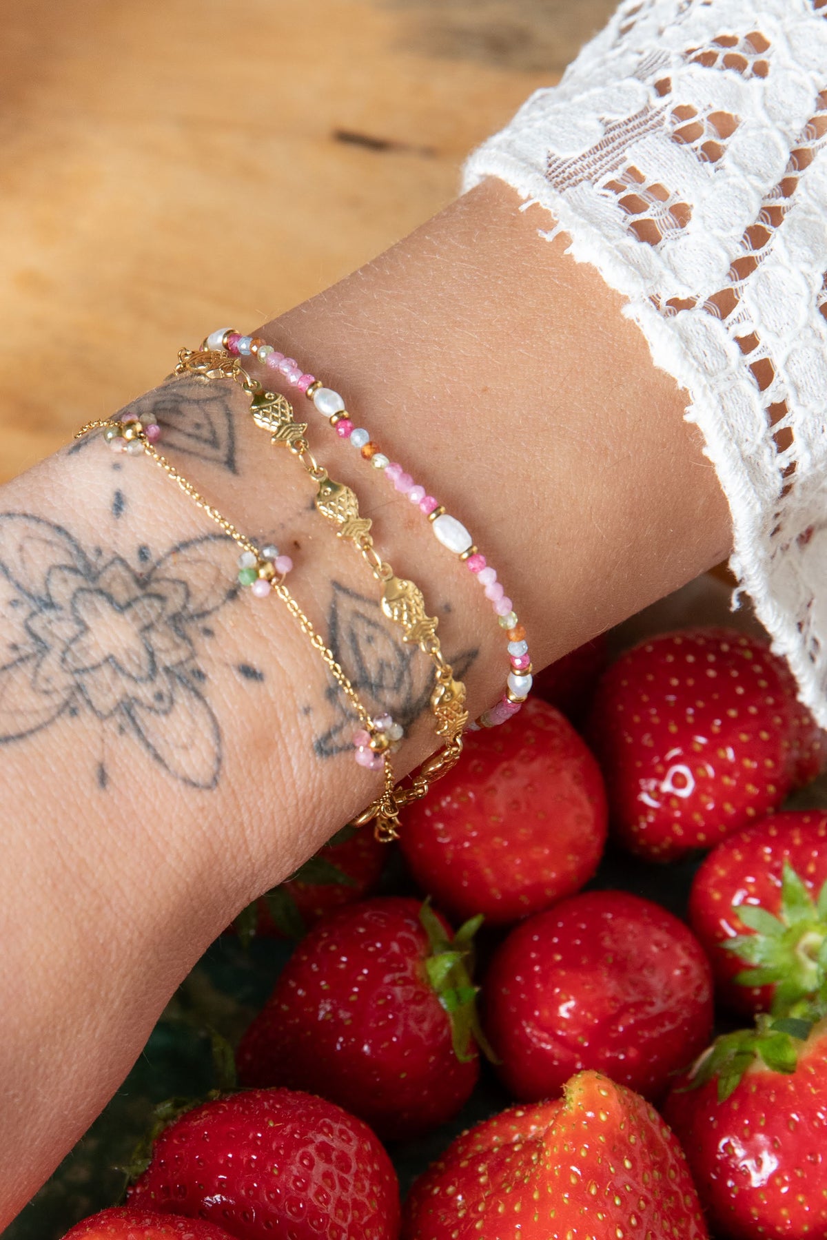 Look van 3 armbandjes met halfedelstenen - parels - visjes