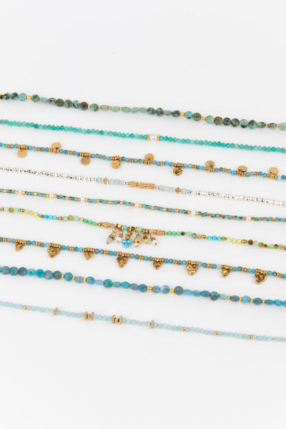 Look van 3 armbandjes met blauwe amazonite en roze rhodocrosyte