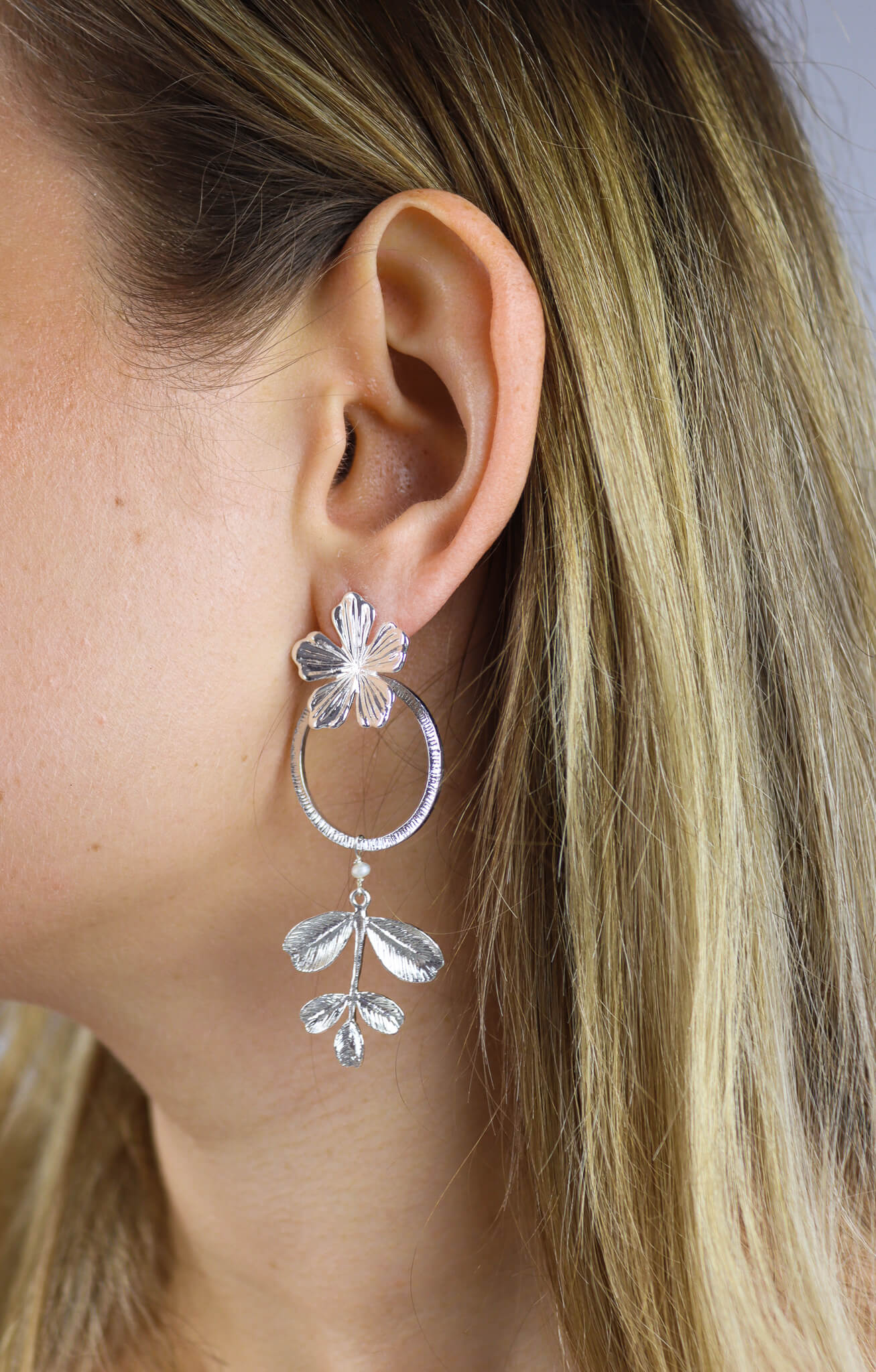 Stay-Gold-Djizhea-Flower-Stud-earrings-close-up